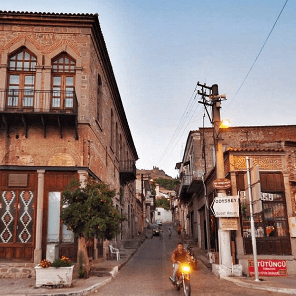 Bergama Tarihi Ev Temizliği: Ahşap ve Taş Yüzeyler : Kapak Görseli